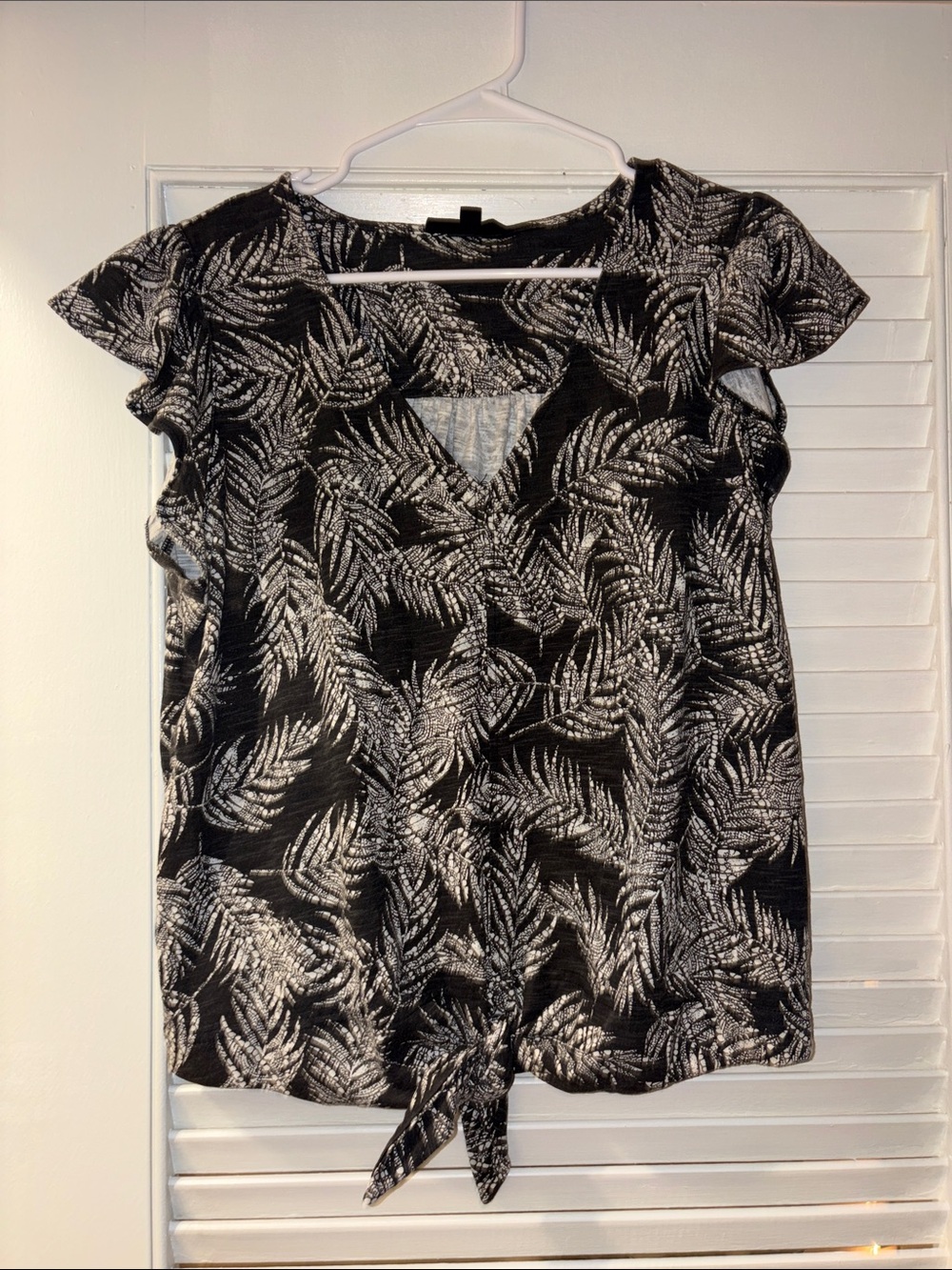 Trendy Women's Black and White Leaf Print Tie-Front Blouse🔥
